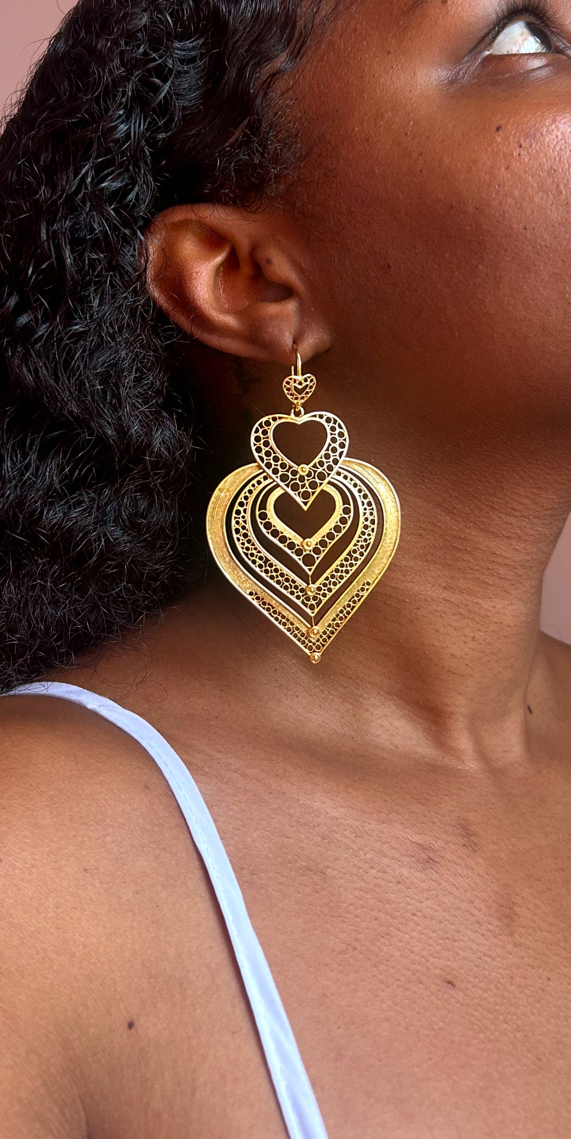 Boucles d’Oreilles Pendantes Cœurs Dorés