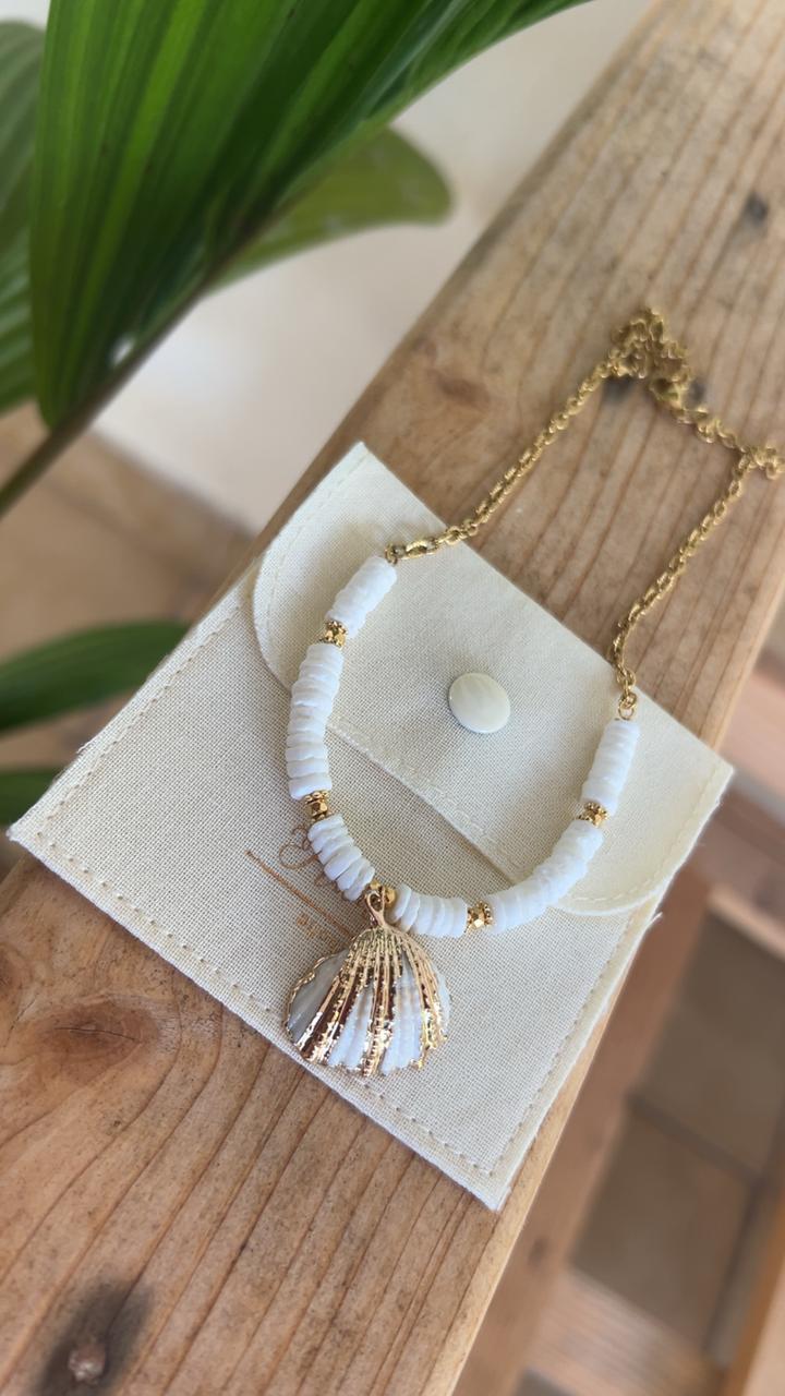 Collier Coquillage “Sable Doré”.