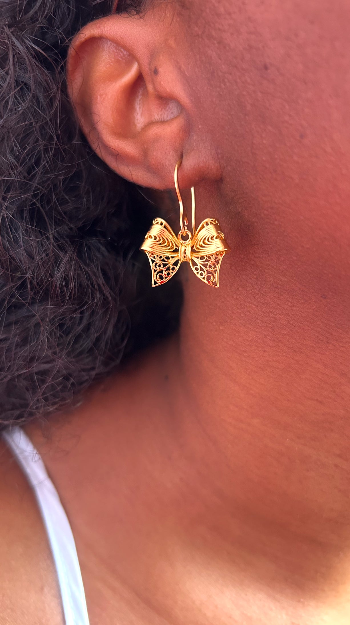 Boucles d’oreilles Charms Nœud Doré – Élégance & Douceur
