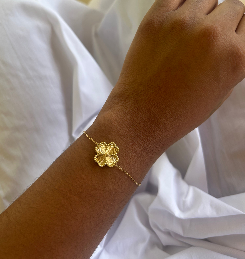 Bracelet trèfle texturé.