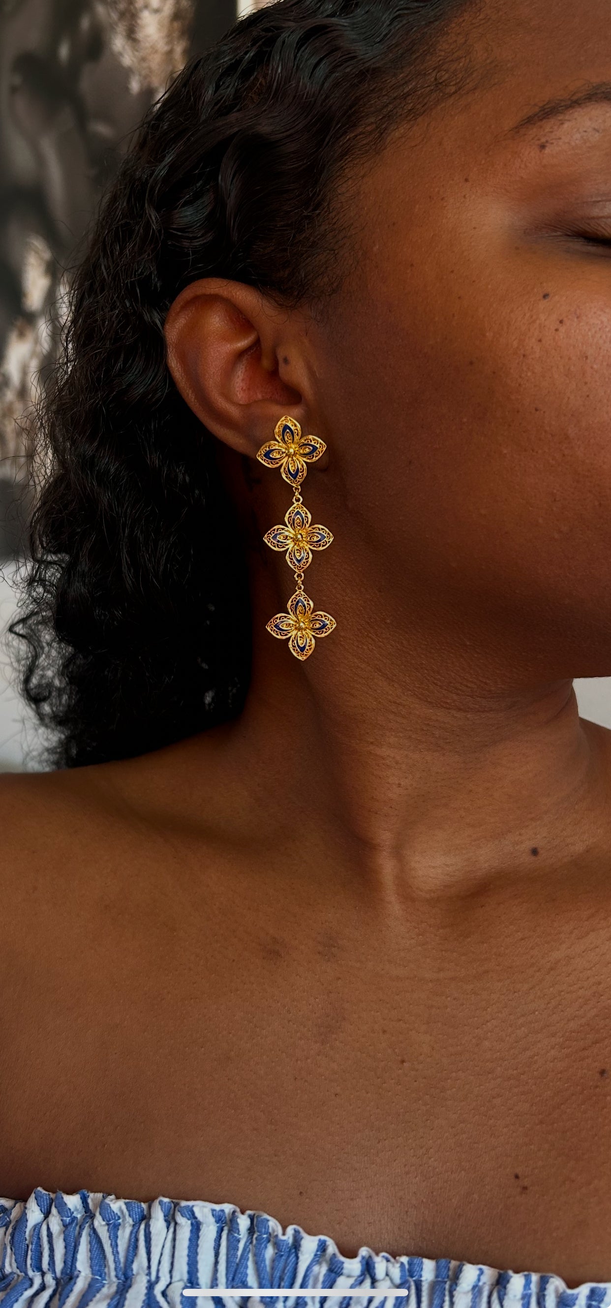 Boucle d’oreille trois fleurs bleues