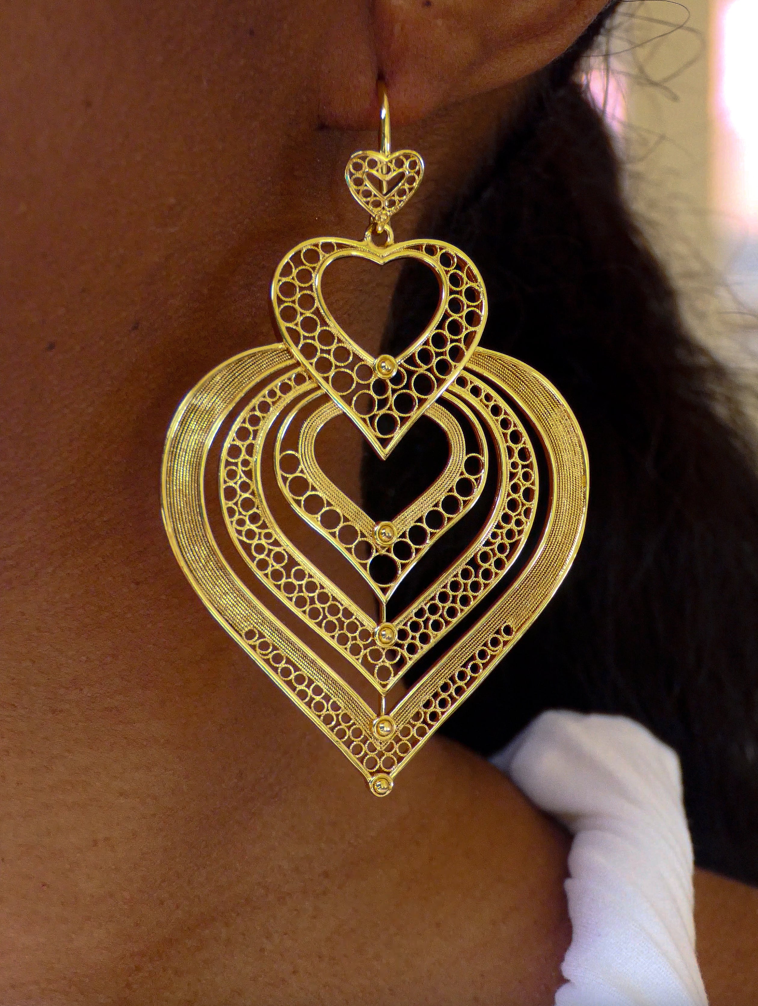 Boucles d’Oreilles Pendantes Cœurs Dorés