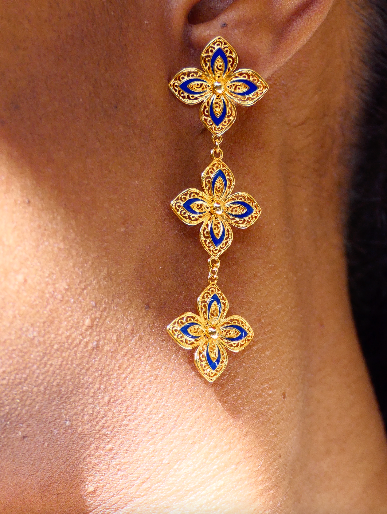 Boucle d’oreille trois fleurs bleues