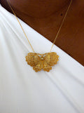 Collier papillon doré filigrane.