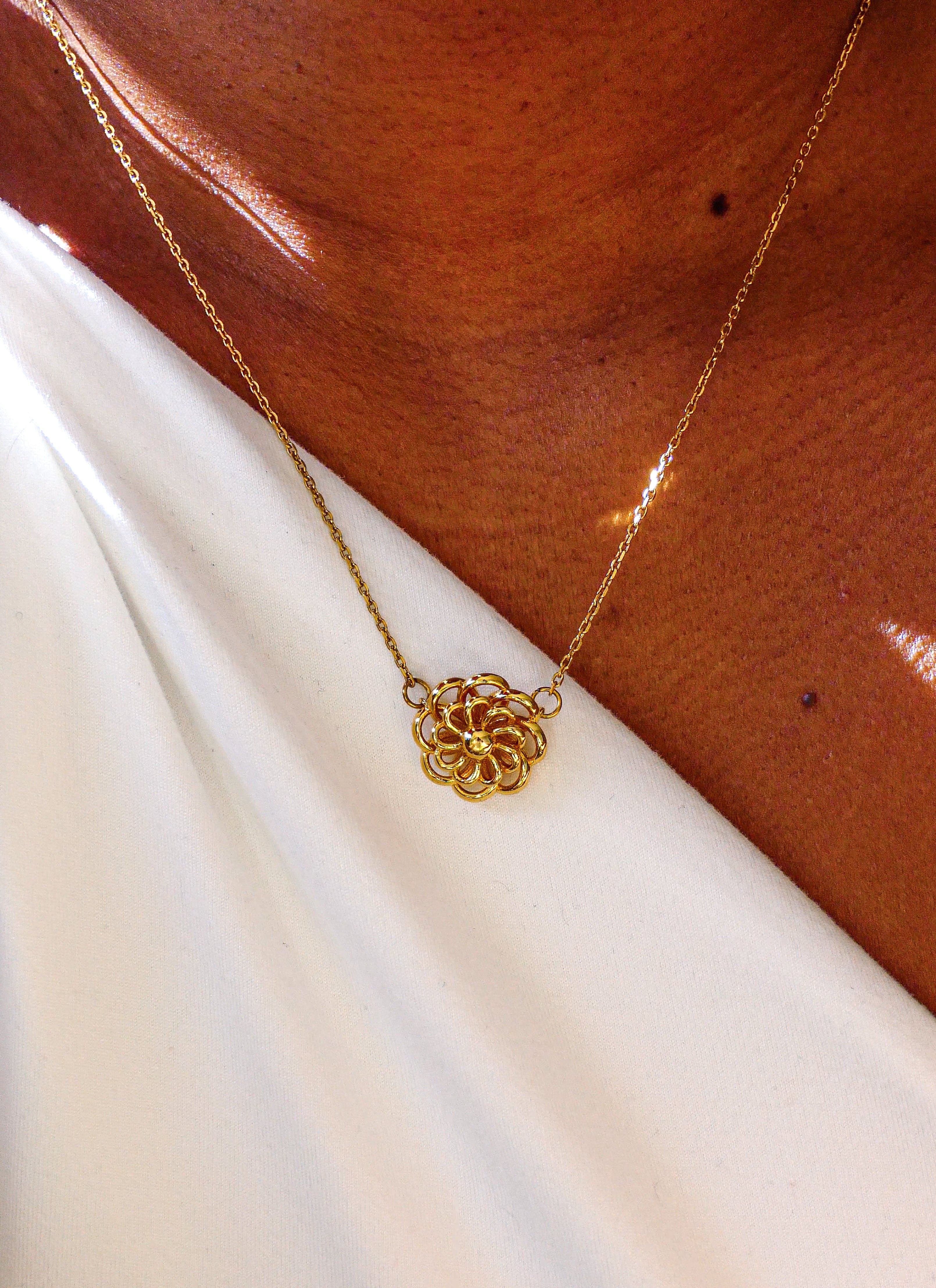 Collier une Fleur Dorée.