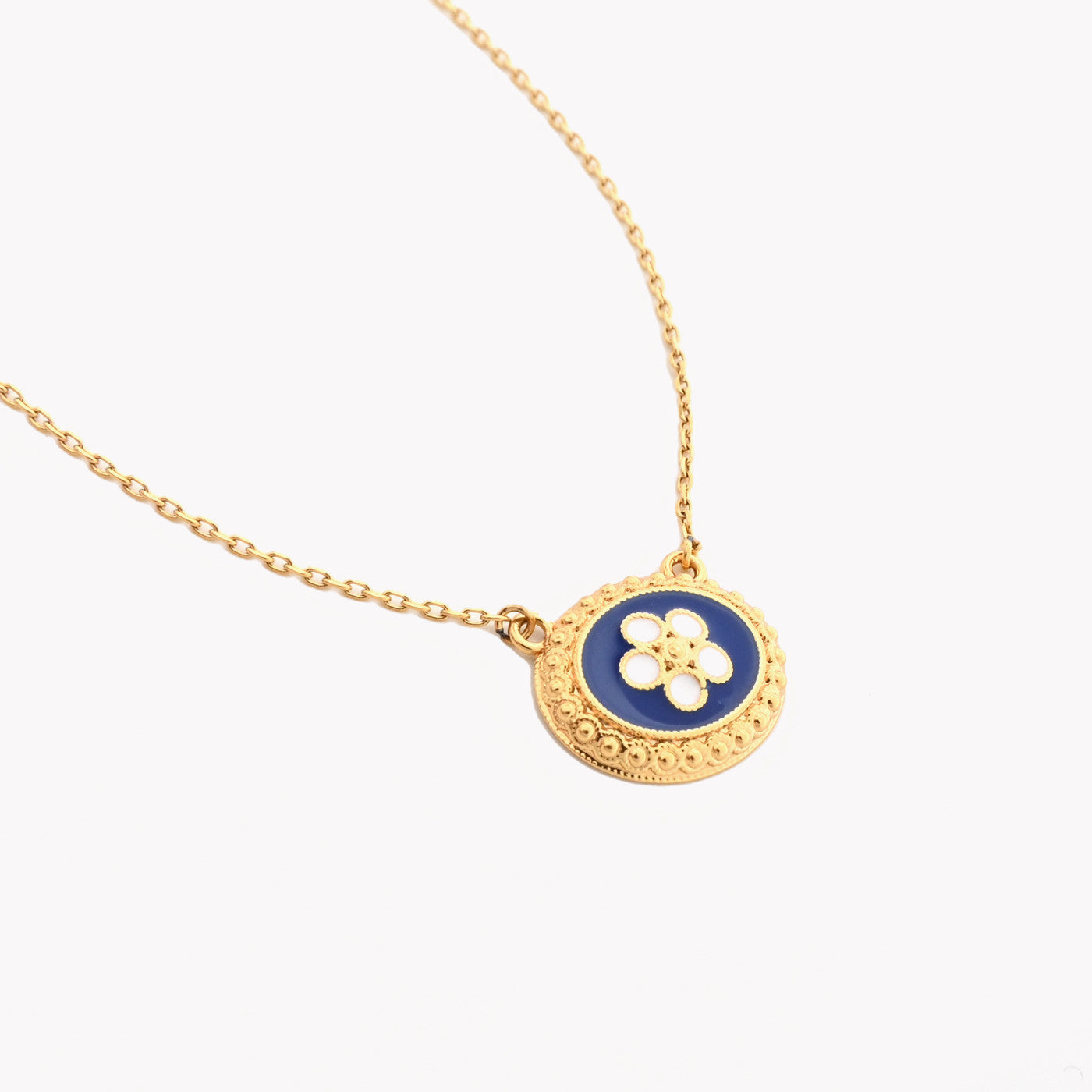 Colliers ORIA un pendentif.
