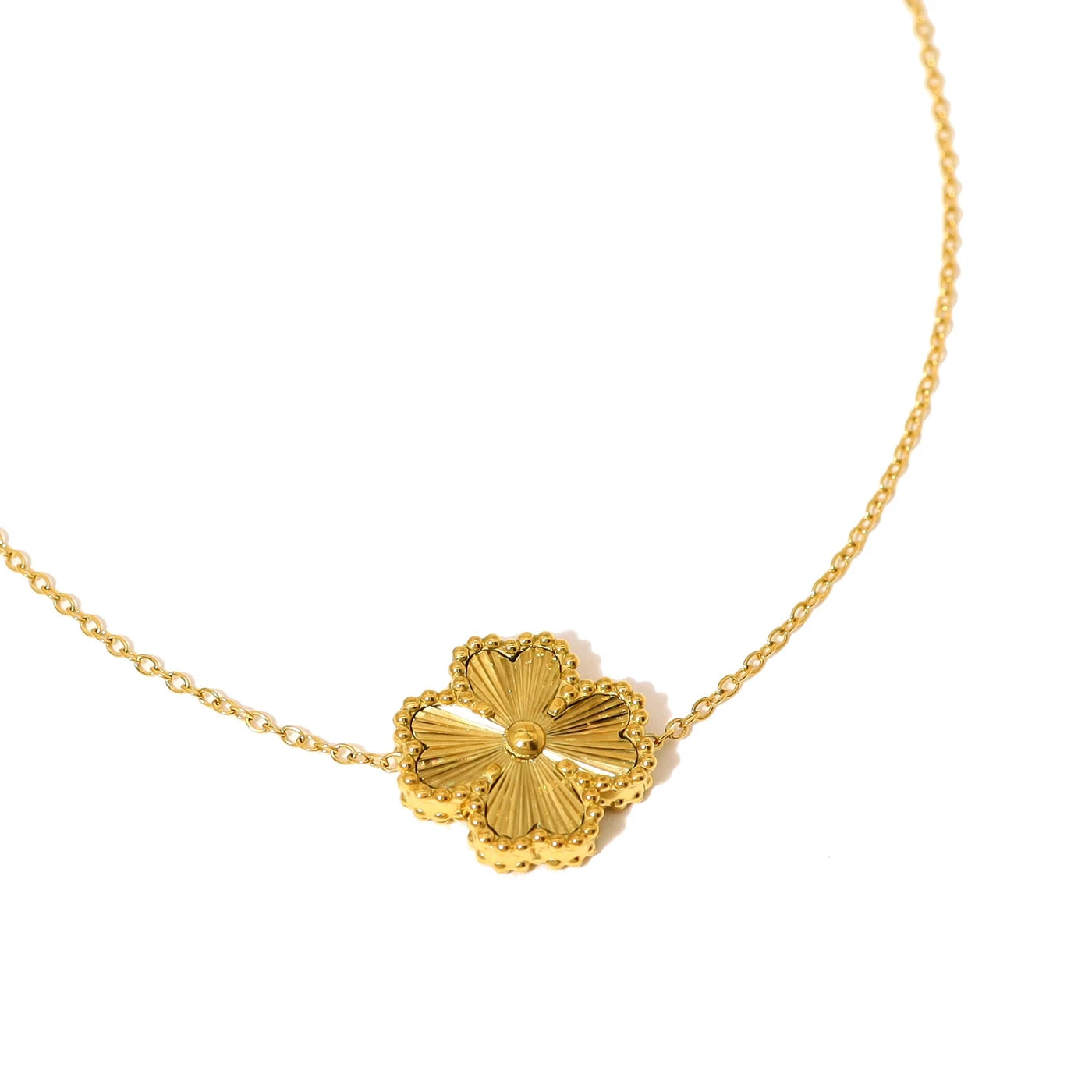 Bracelet trèfle texturé.